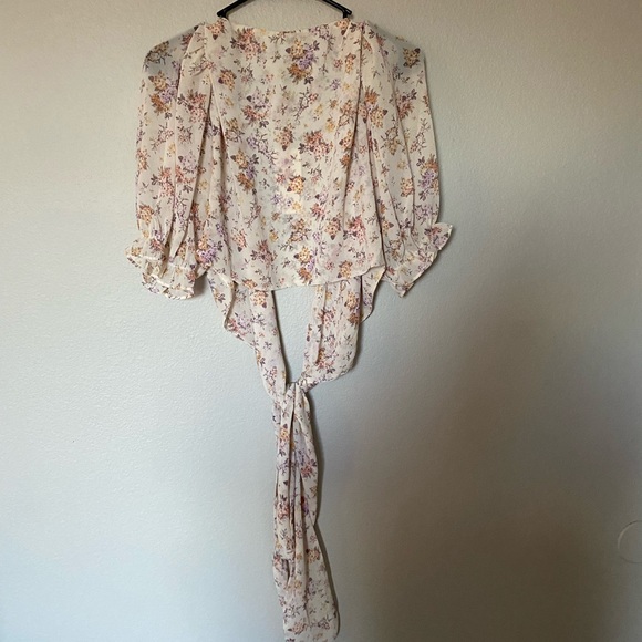 Vici wrap shirt. Brand new. Floral crop. - Picture 4 of 4